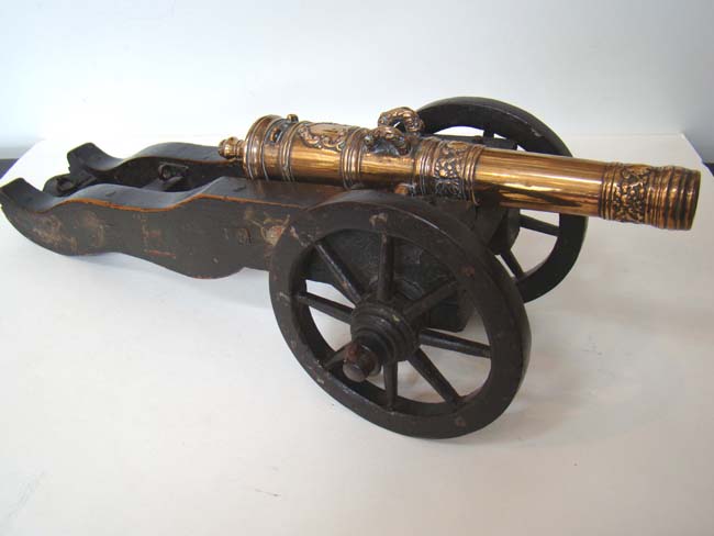 A wonderful 17th century Dutch bronze barreled salute cannon with original painted carriage — image 3